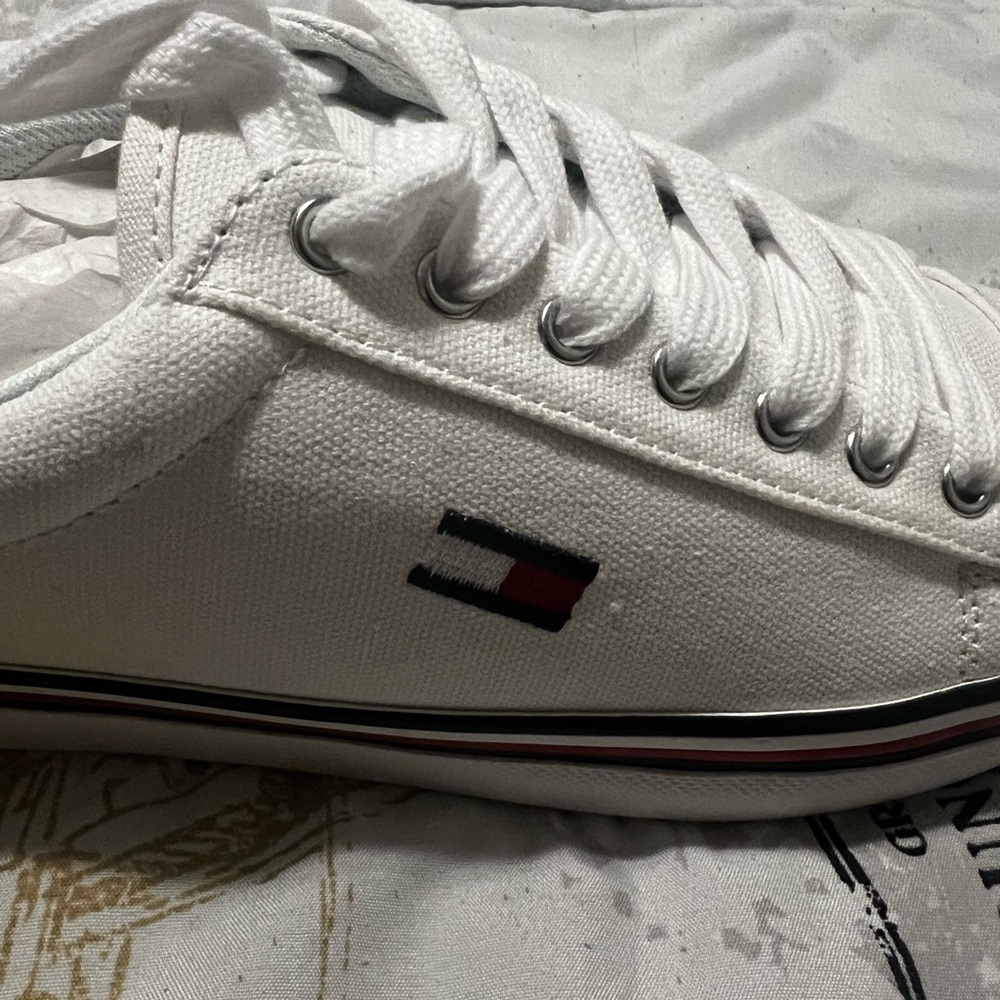 Tommy Hilfiger Fressian Lace-Up Sneakers - Picture 5 of 9